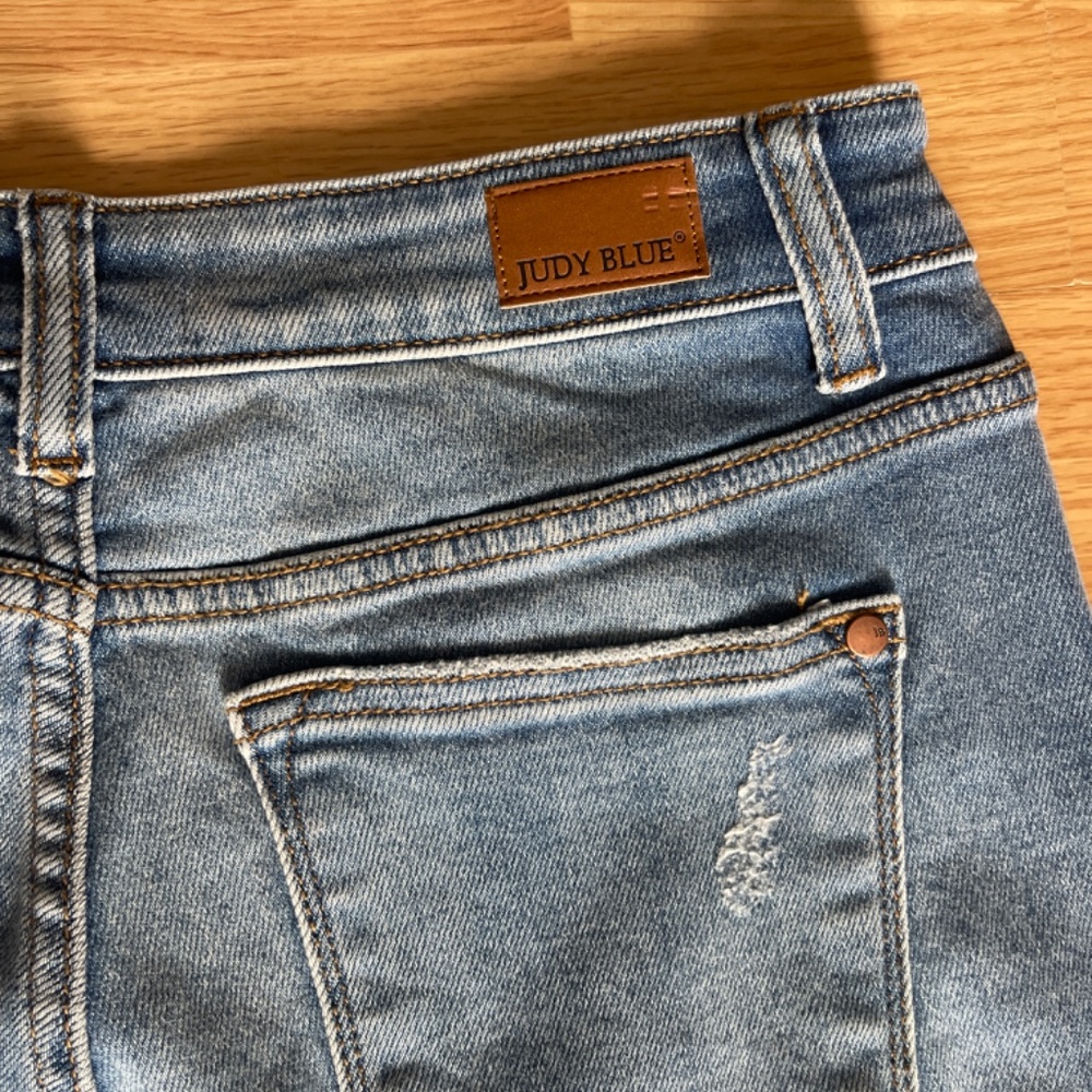 Judy Blue Stretch Boyfriend Fit Distressed Skinny Jeans - Picture 8 of 9